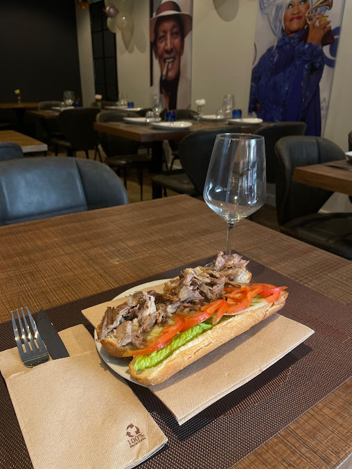 Interior of the La Esquina Sabrosa restaurant in Vinyols i els Arcs